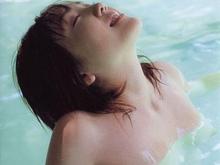 新垣結衣のおっぱい！？超レアなヌード写真とホットパンツの食込み！